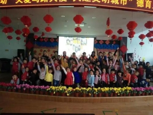 博樂(lè)市第一幼兒園開(kāi)展“關(guān)愛(ài)馬路天使 共建文明城市”活動(dòng)